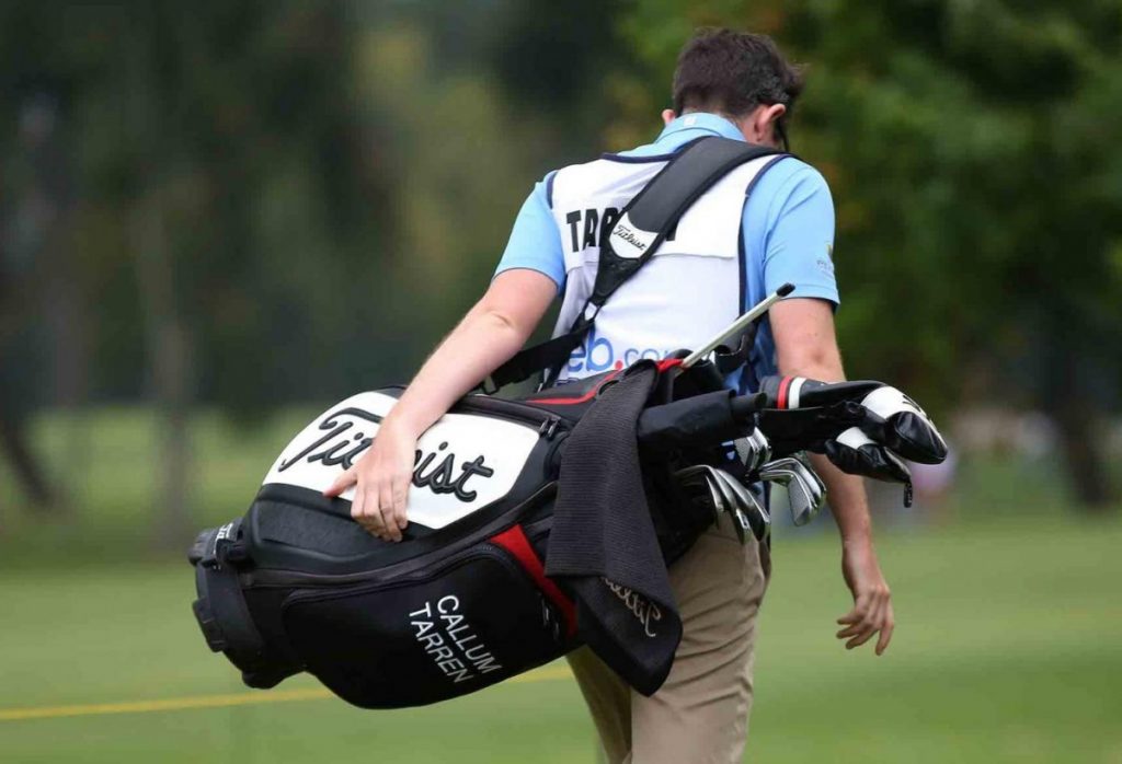 Origen de los caddies: Desde niños llevando palos a profesionales indispensables en el mundo del golf