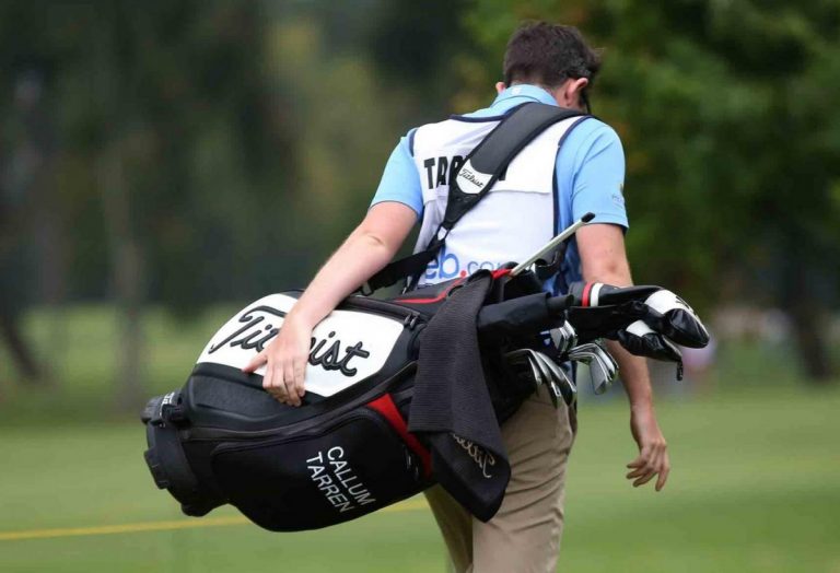 Origen de los caddies: Desde niños llevando palos a profesionales indispensables en el mundo del golf