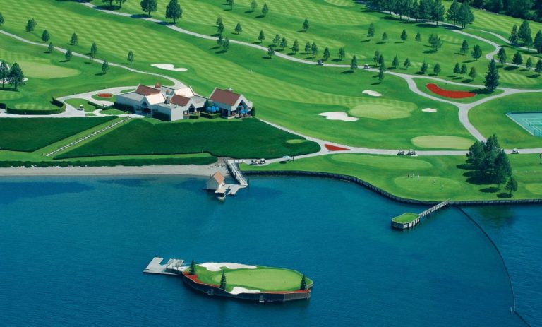 Conoce el único green flotante y móvil del mundo