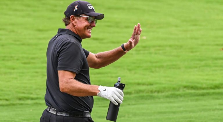 Tremendo estreno de Phil Mickelson en el PGA Champions