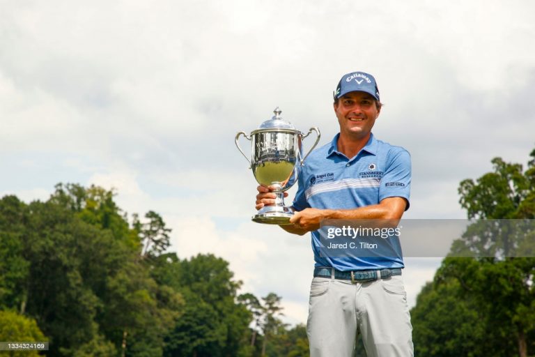 Kevin Kisner se lleva el trofeo en el Wyndham Championship