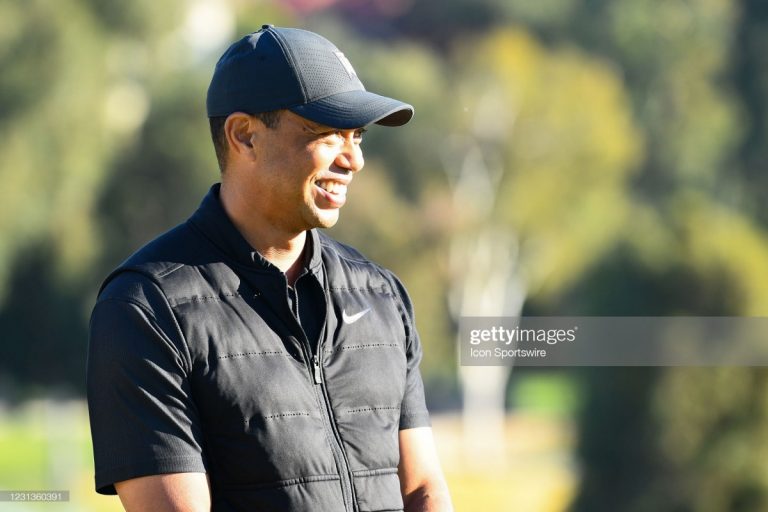 Tiger Woods enciende las redes sociales con un swing
