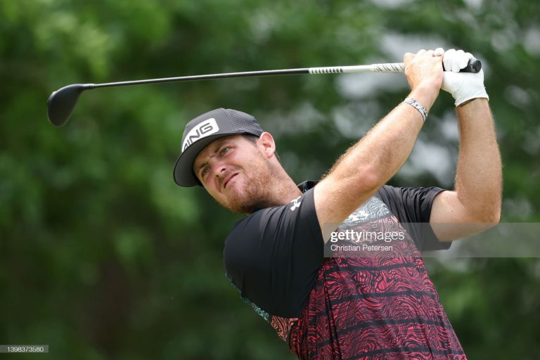 ¡Mito acecha el liderato del PGA Championship!