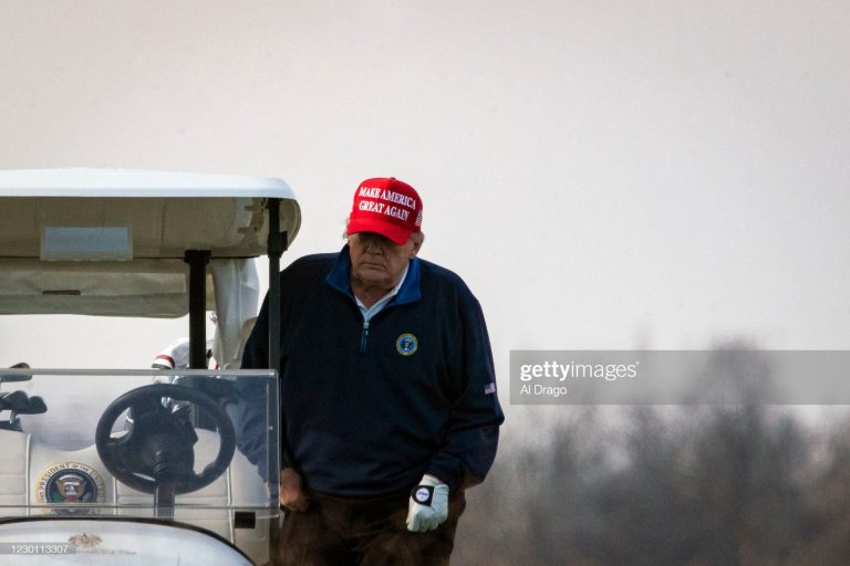 Trump llama “desleal” al PGA Tour e invita a los golfistas a unirse a LIV Golf