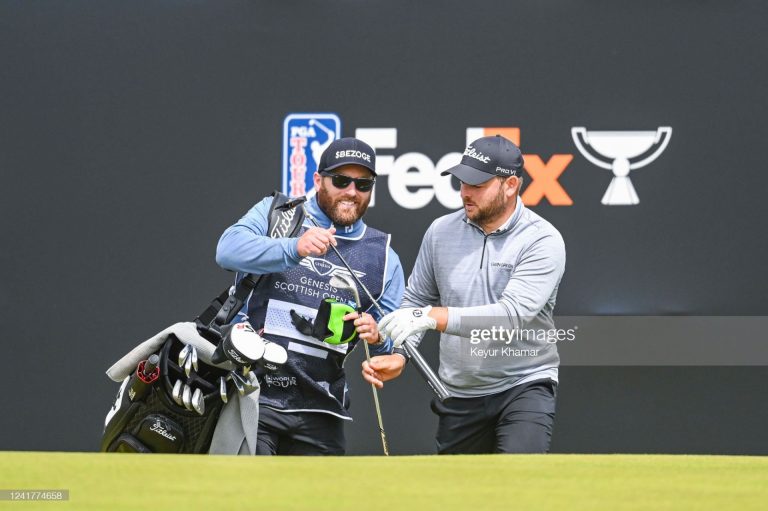 Con hoyo en uno, golfista y ‘caddie’ se van cada uno con un coche