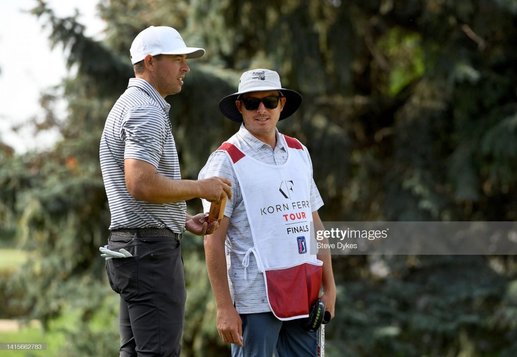 Profesional del PGA Tour carga la bolsa de uno de los finalistas del Korn Ferry Tour