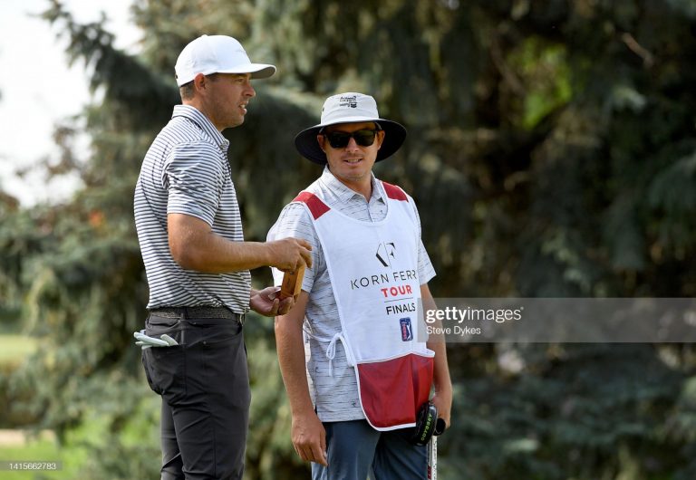 Profesional del PGA Tour carga la bolsa de uno de los finalistas del Korn Ferry Tour
