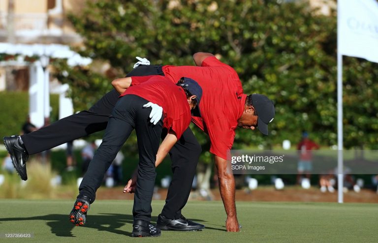 Con Tiger como su 'caddie', Charlie Woods hace su ronda más baja como 'junior'