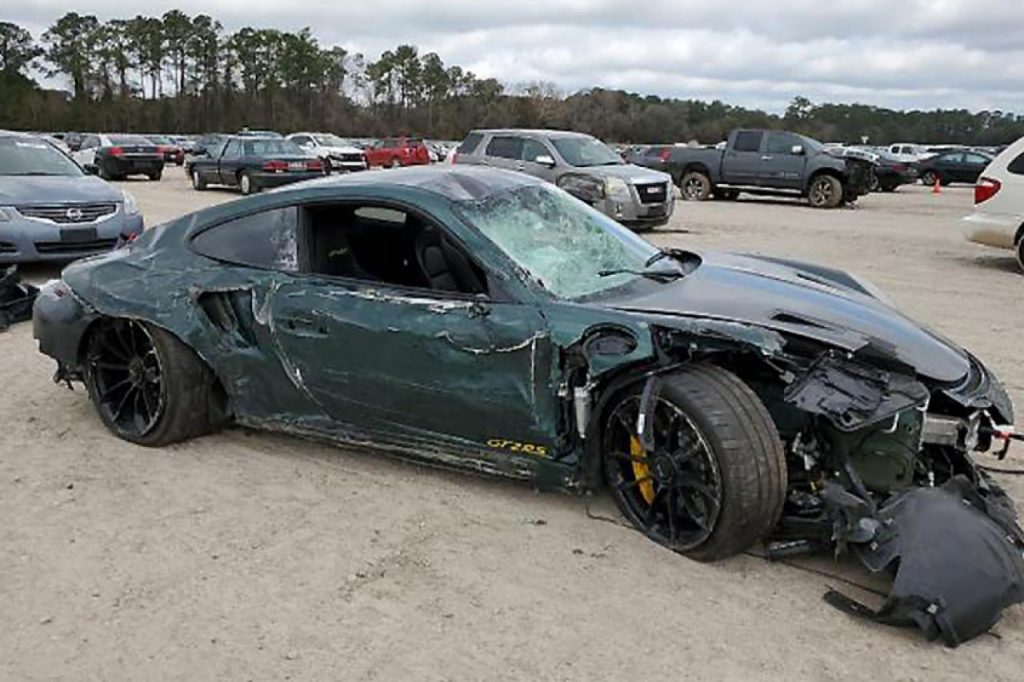 Apareció estrellado (y subastado) un Porsche que sería propiedad de Patrick Reed