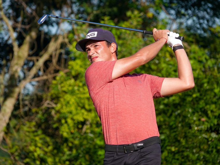Una poderosa segunda ronda mete a Carlos Bustos en la pelea por el Kia Open
