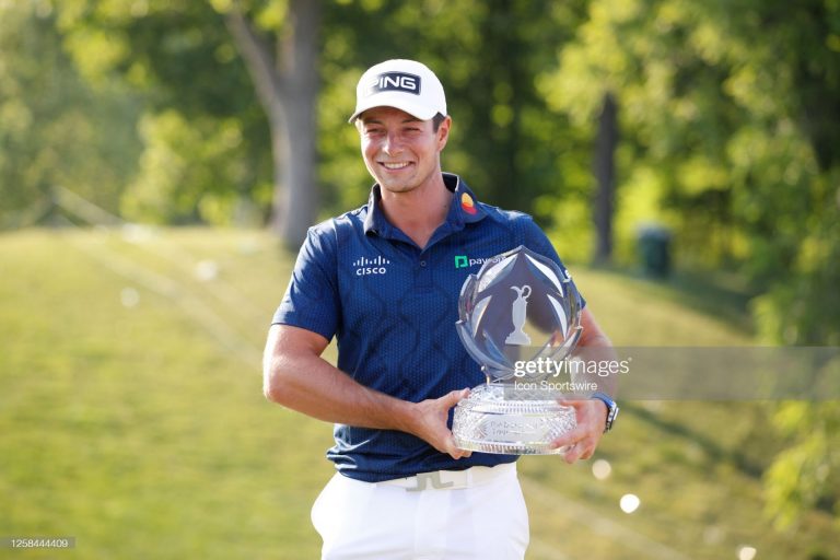 Horas después de ganar el Memorial Tournament, Hovland hace de caddie en la qualy del U.S. Open