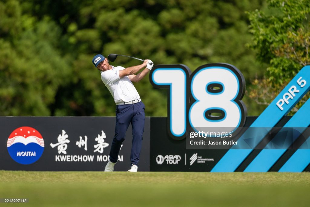 Con birdies tempraneros y más precisión, Mito Pereira avanza en Japón