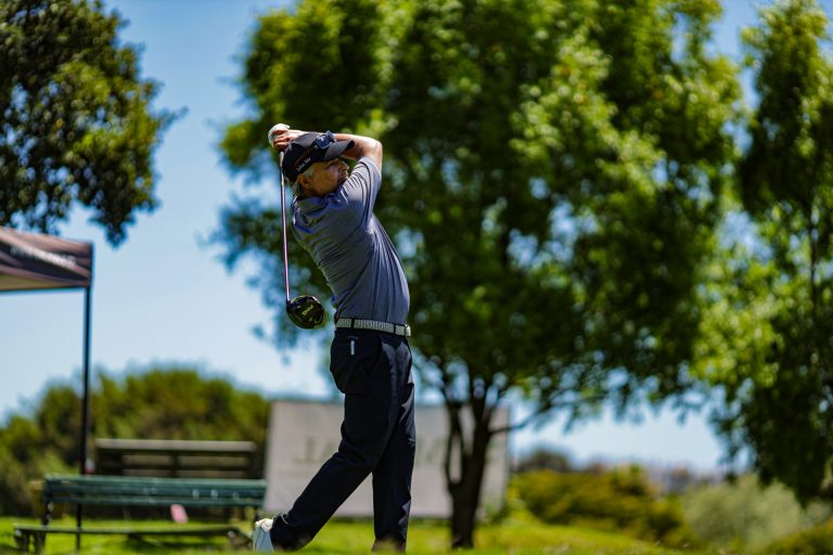 Cristián León impone su ley en el Abierto Senior de Marbella